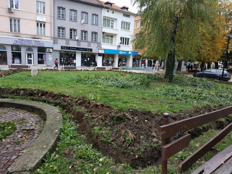 Снимка за Започна реконструкцията на градинката пред "Гли...