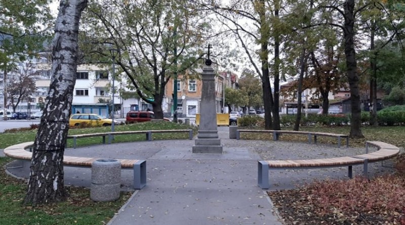 Снимка за Нови пейки в градината на Шиваров мост