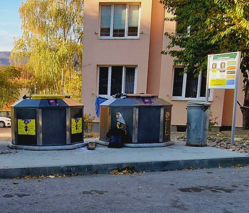 Снимка за 850 метални съда за пепел са поставени на терит...