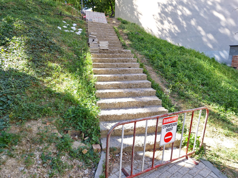 Снимка за Започна ремонт на стълбите, свързващи ул. "Св. ...