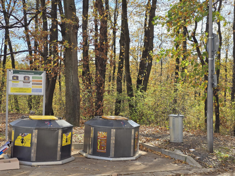 Снимка за Метални съдове за пепел са разположени на площа...
