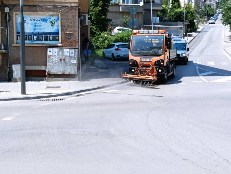 Снимка за Миенето на улиците в Габрово продължава да се и...