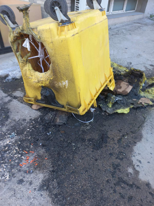 Снимка за Четири контейнера за битови отпадъци изгоряха п...