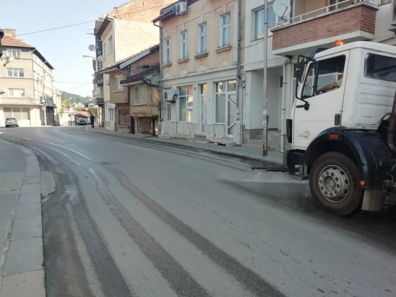 Снимка за Продължава плановото почистване на основните ул...