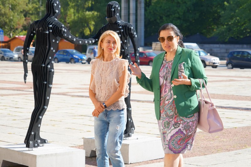 Снимка за  Министър Танева посети фермерския базар