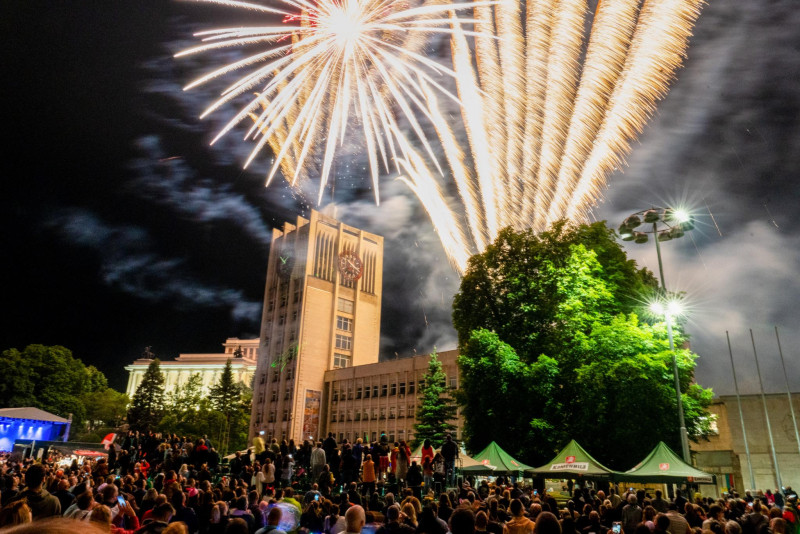 Снимка за Хиляди се забавляваха на Карнавал Габрово 2024