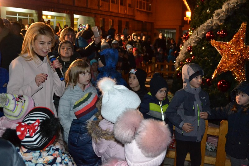 Снимка за С помощта на децата грейна габровската коледна ...