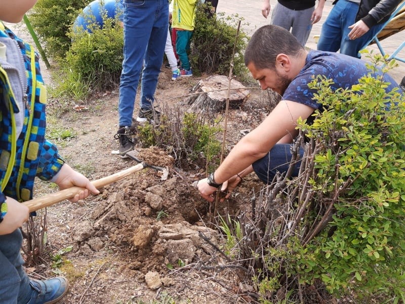 Снимка за Родители, учители и деца от ДГ "Радост" отбеляз...