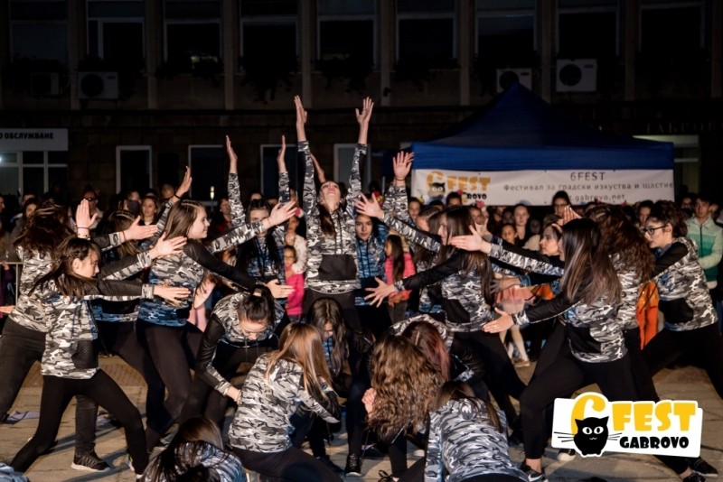 Снимка за 6Fest придаде отново карнавален дух на Габрово
