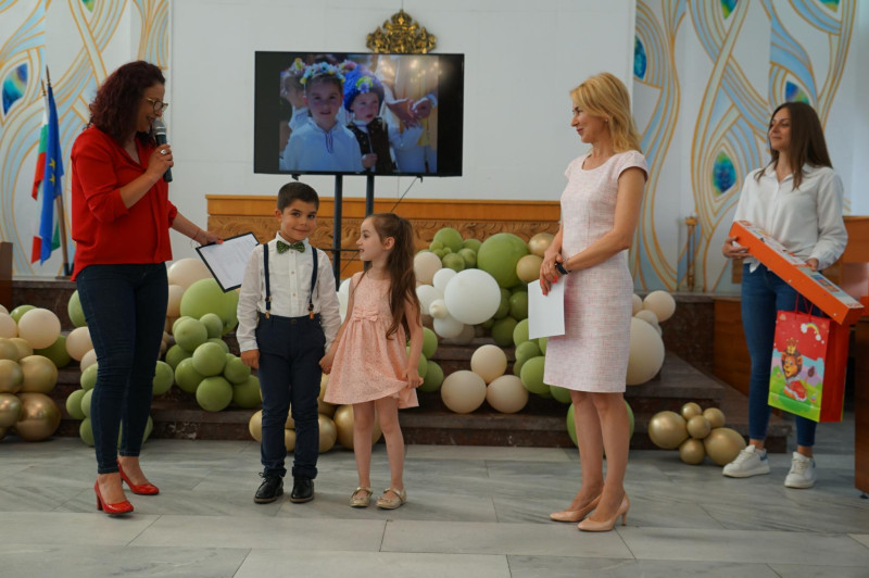 Снимка за Кметът Таня Христова лично благодари на участни...