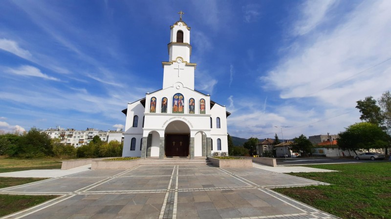 Снимка за Поземленият имот на новия храм в кв. Младост да...