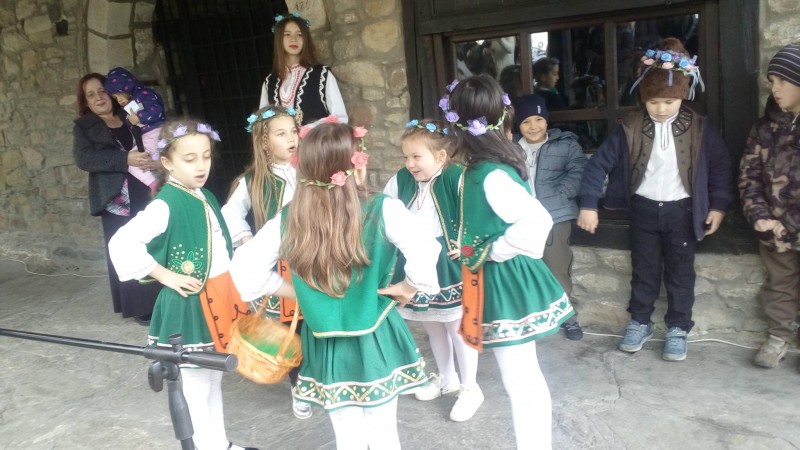 Снимка за Къща, в която са влезли лазарки, е честита през...