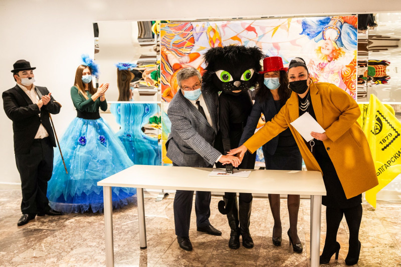 Снимка за Котката валидира пощенска марка с тема "Карнавал"