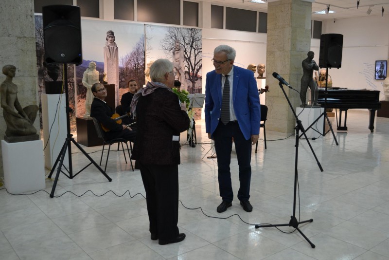 Снимка за Арх. Меразчиев към „Майчна грижа“: „Сила имате,...