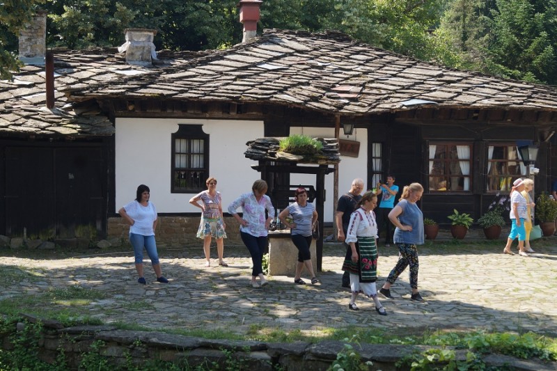 Снимка за Уроци по народни танци на Боженци