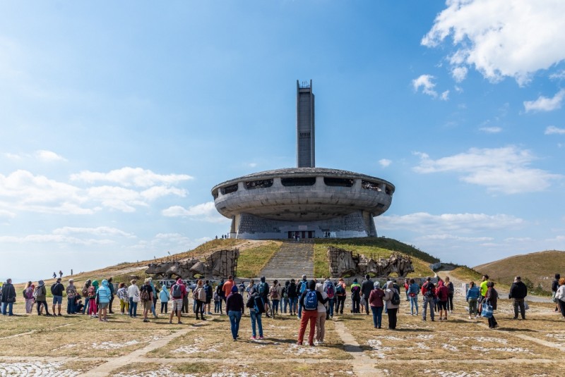 Снимка за НОНУМЕНТ с номинация за „Икар“.  Изложбата прод...