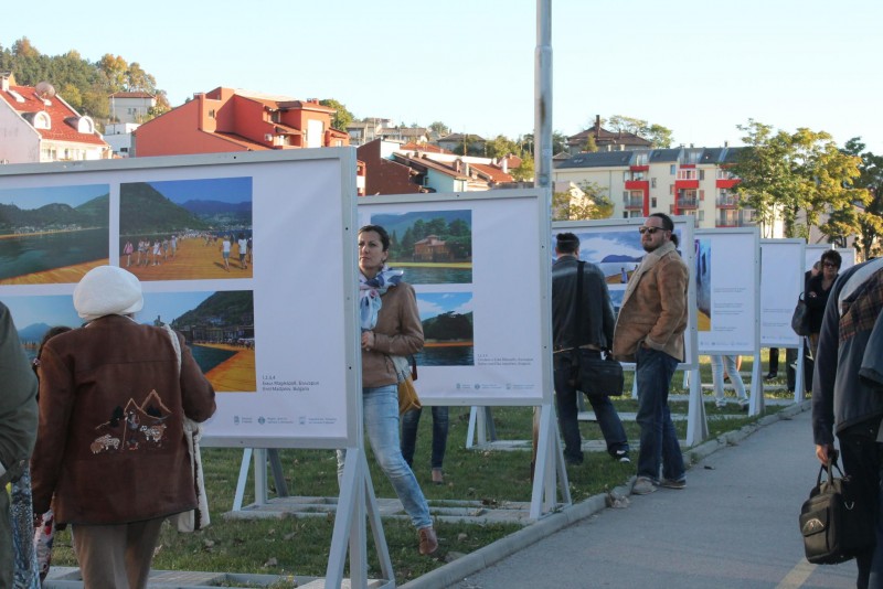 Снимка за Плаващите кейове акостираха на крайречната алея