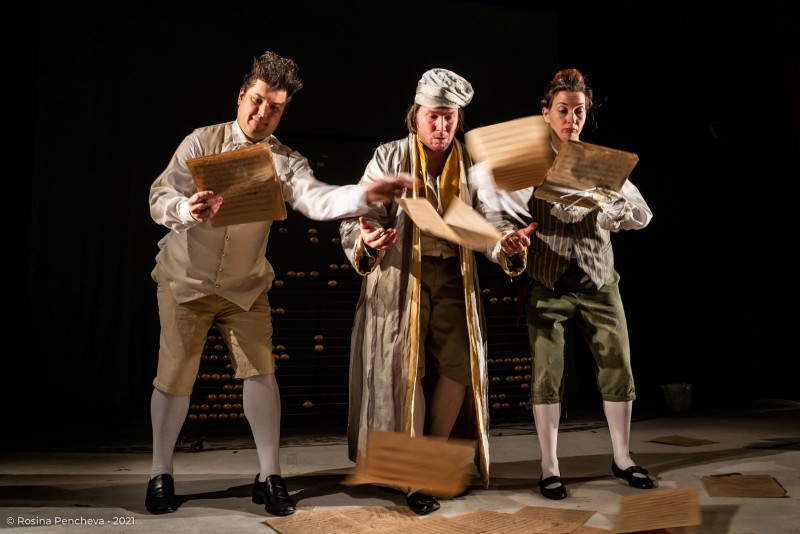 Снимка за Габровският театър представя страната на театра...