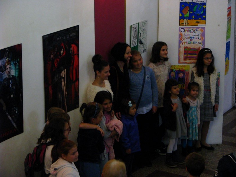 Снимка за 21 млади художници отличени с награди от Габров...