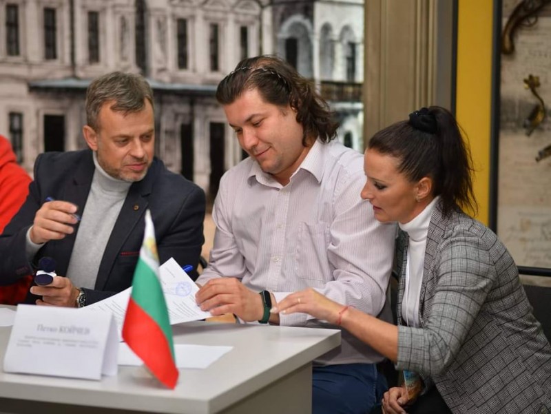 Снимка за Габровският театър и театърът в Николаев стават...