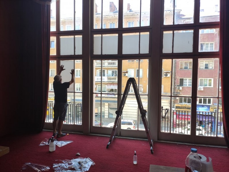 Снимка за Да открехнем прозореца на Габровския театър