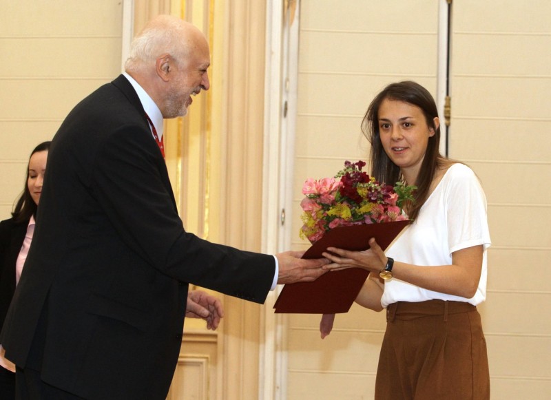 Снимка за Поля Йорданова от габровския театър с грамота з...