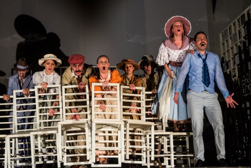 Снимка за Габровският театър представя „Свекърва“ на сцен...