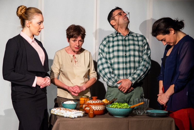 Снимка за Не преминавайте „транзит“ през Младежкия театър