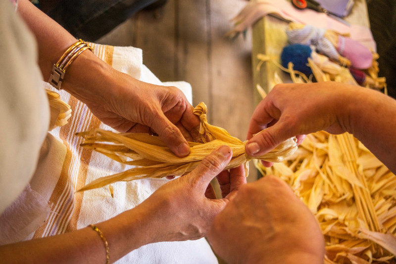 Снимка за Музей „Етър“ показва как се плете с беленица