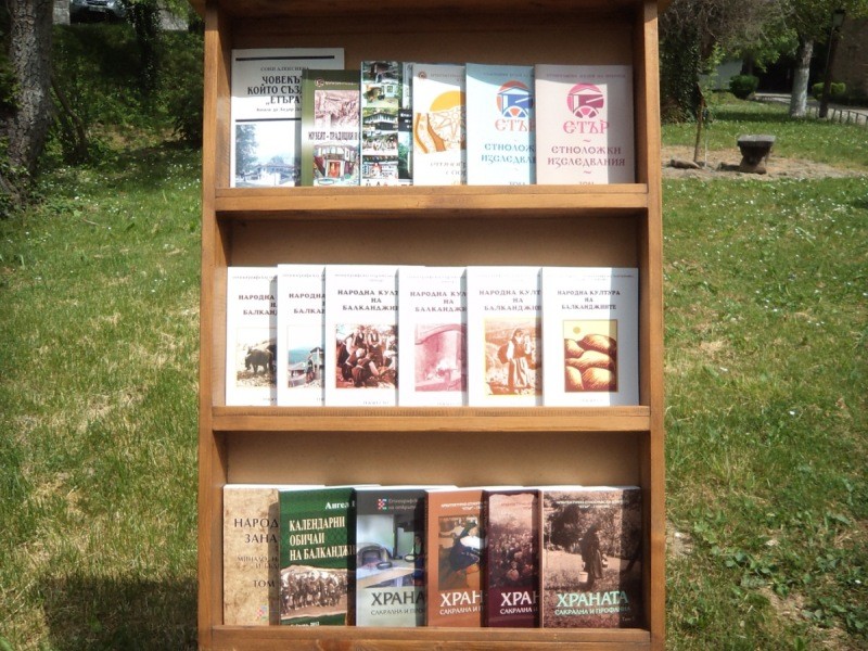 Снимка за Ретро-книжарница в музей „Етър” предлага книги ...