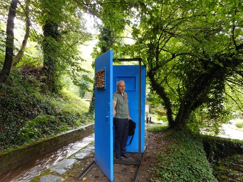 Снимка за Инсталациите на творците от КЕВИС провокират по...