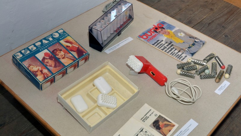 Снимка за „Техниката около нас от времето на народната вл...