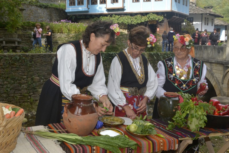 Снимка за Пипереницата се приготвя с най-хубавите чушки о...