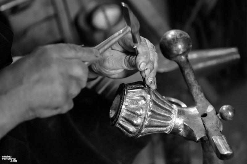 Снимка за Фотографски дневник за майстори на редки занаят...