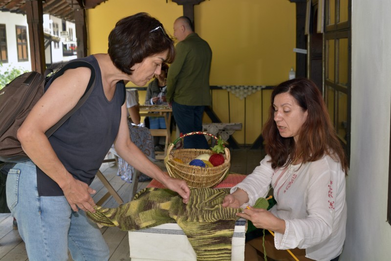 Снимка за Световният ден на плетенето на открито се отбел...