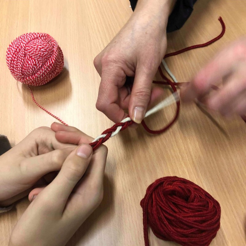 Снимка за Българчета в Северна Ирландия се закичват с мар...