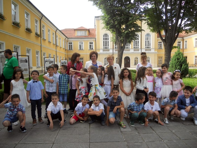 Снимка за ДГ „Мики Маус“ изпрати 29 деца в първи клас от ...