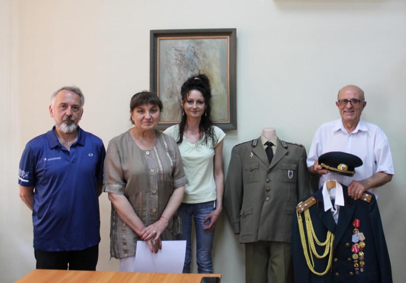 Снимка за Офицер от резерва дари материали за военното об...