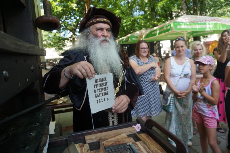 Снимка за Приключиха дейностите по проект „От хартията до...
