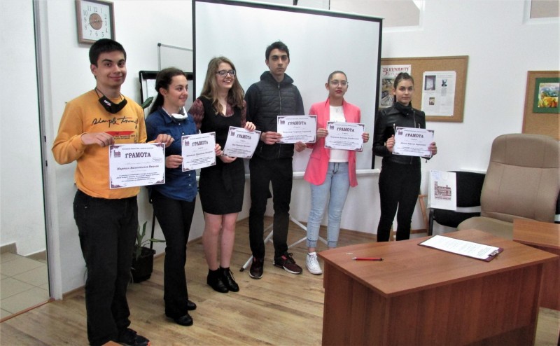 Снимка за В НАВЕЧЕРИЕТО НА 24 МАЙ ВРЪЧИХА НАГРАДИТЕ ОТ КО...