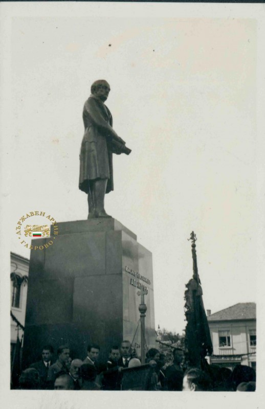 Снимка за 85 години от откриването на паметника на Васил ...