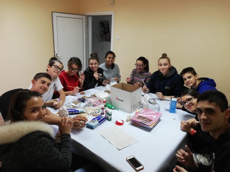 Снимка за „Коледните внучета“ отвориха своята работилница