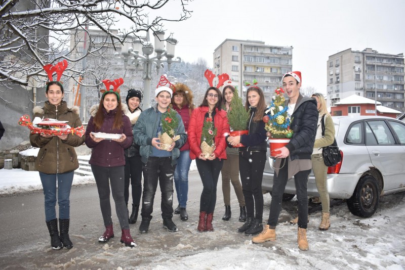 Снимка за Коледните внучета гостуваха на самотни възрастн...