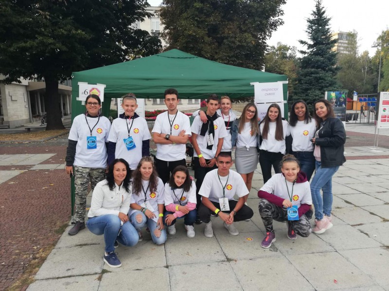 Снимка за Младежи и доброволци се включиха в инициативата...