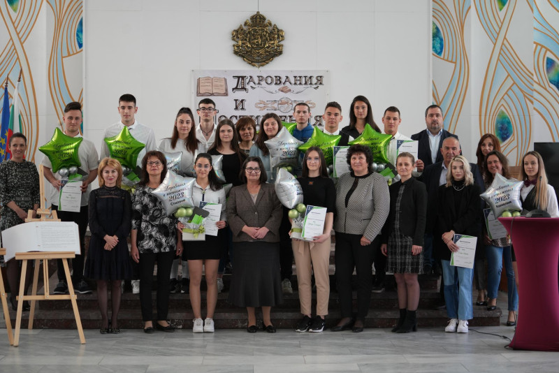 Снимка за Церемония „Дарования и постижения“ за завършващ...