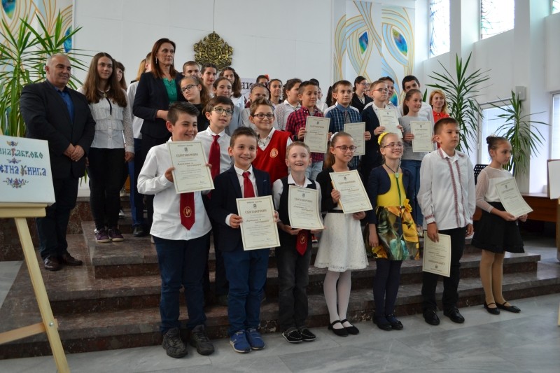 Снимка за 77 даровити деца и младежи допълниха Почетната ...