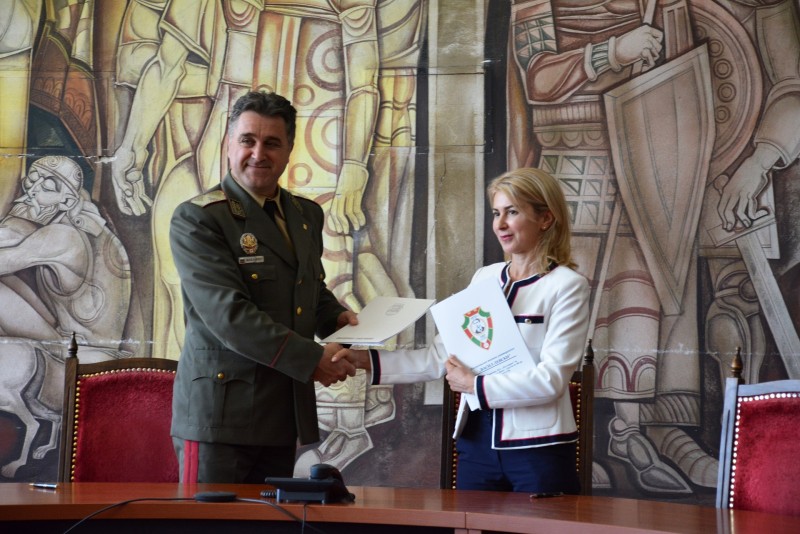 Снимка за Община Габрово и Военният университет в Търново...