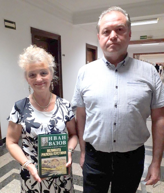 Снимка за ОУ "Иван Вазов" получи книги, подарък от МОН