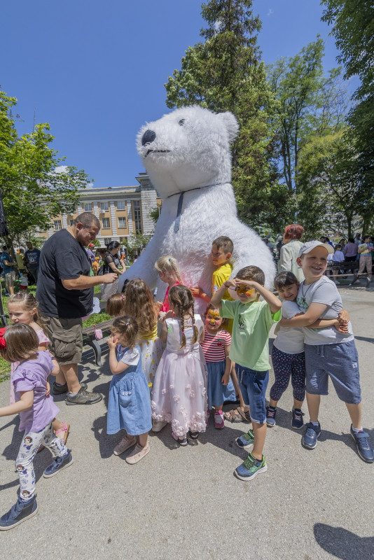 Снимка за Стотици деца и родители отпразнуваха 1 юни в гр...