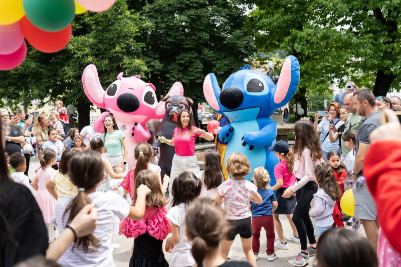Снимка за Градинката с мечето грейна със стотици детски у...